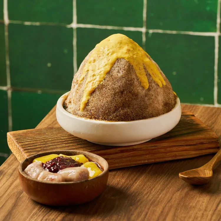 熬煮8小時100%仙草原汁所刨切的「楊枝甘露仙草雪花冰」，僅在2家八時神仙草店販售。業者提供