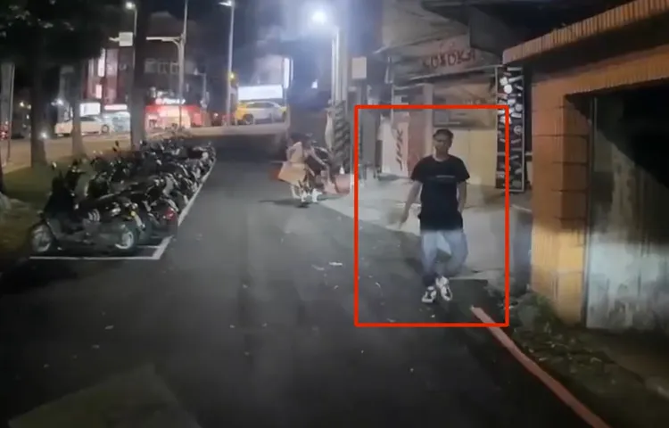 張男手持菜刀尾隨林女及其丈夫車輛，嚇壞不少經過路人。投訴人提供