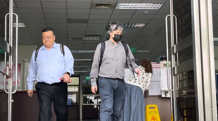 高虹安前辦公室主任陳奐宇（右，灰衣者）今日出庭遲到，遭法官喝斥「下次不要再遲到了」。謝亞庭攝