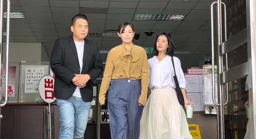 大罢免后首出庭!高虹安亲切道早安 被问拚连任微笑不语
