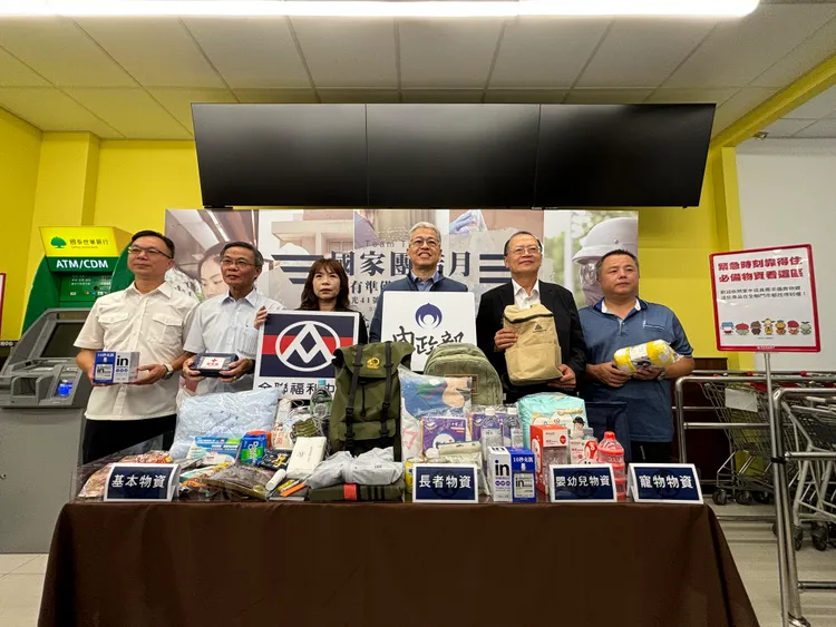 為響應「國家團結月」全社會防衛韌性整備目標，內政部警政署與全聯福利中心攜手合作，於今(10)日上午於臺北市、臺中市及臺南市等3處全聯門市同步舉行防空疏散避難模擬演練。內政部提供