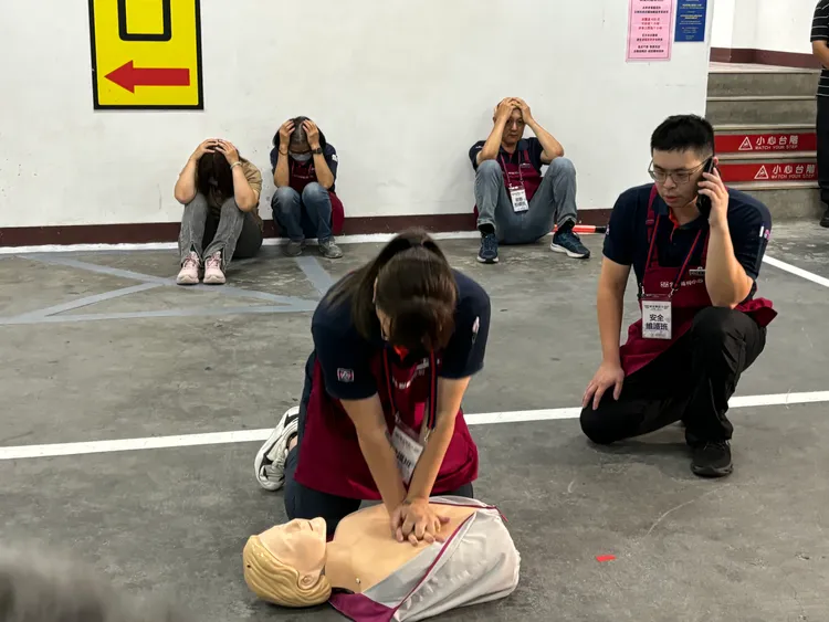 為響應「國家團結月」全社會防衛韌性整備目標，內政部警政署與全聯福利中心攜手合作，於今(10)日上午於臺北市、臺中市及臺南市等3處全聯門市同步舉行防空疏散避難模擬演練。內政部提供