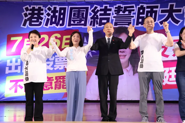 「反惡霸 挺優秀 港湖團結誓師大會」台中市長盧秀燕（左起）、國民黨立委李彥秀、立法院長韓國瑜、國民黨主席朱立倫。莊宗達攝