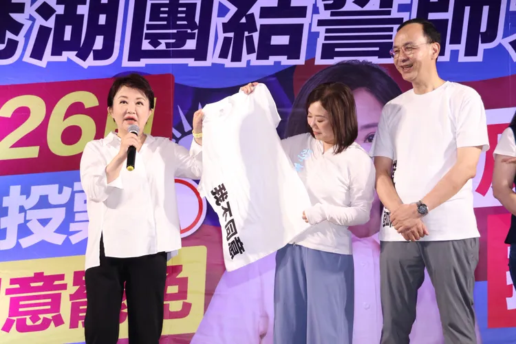 台中市長盧秀燕穿上「我不同意罷免」T恤。 莊宗達攝