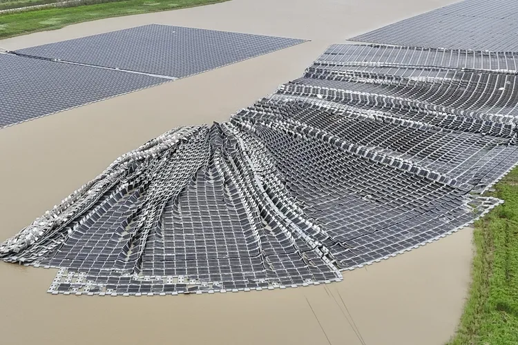 丹娜絲颱風造成布袋新塭及義竹東後寮水面型光電板被掀翻。讀者提供