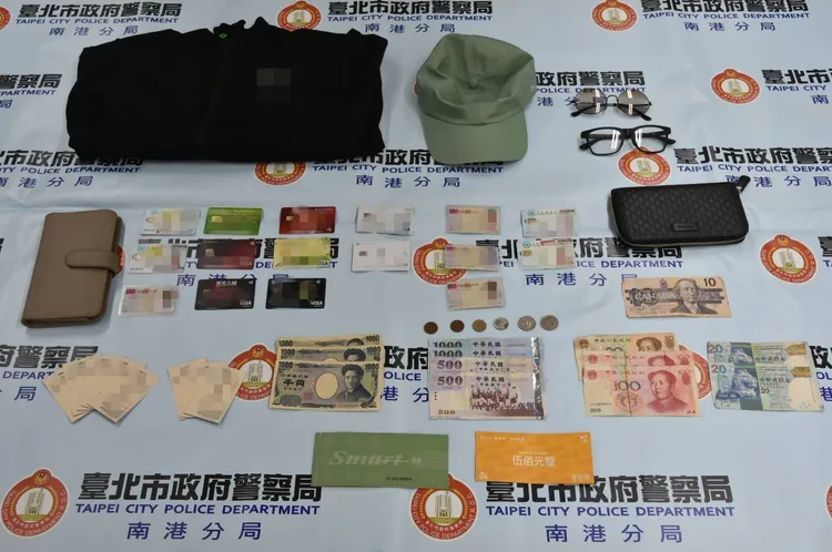 查扣犯案衣服、帽子、眼鏡、手機，以及多張證件、信用卡、新臺幣及外幣紙鈔等贓證物。翻攝畫面