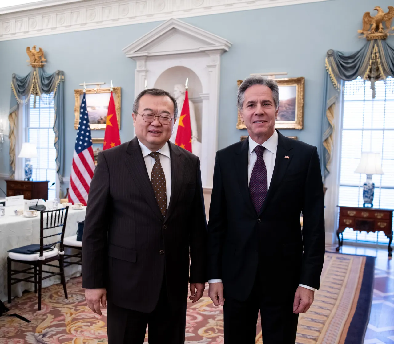 刘建超(左)2024年访美见了当时的美国务卿布林肯。资料照片