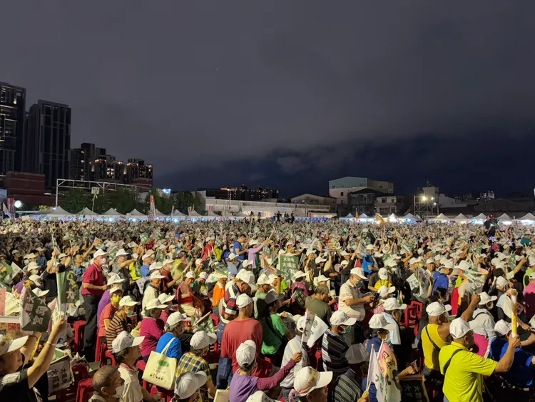 晚間8時主辦單位宣布現場已突破1.5萬人。市議員張家銨辦公室提供