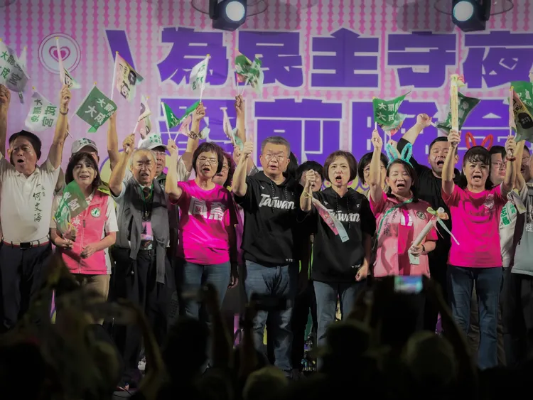 民進黨各級民代均到場陪同罷團及支持高喊「大罷免大成功」。市議員張家銨辦公室提供