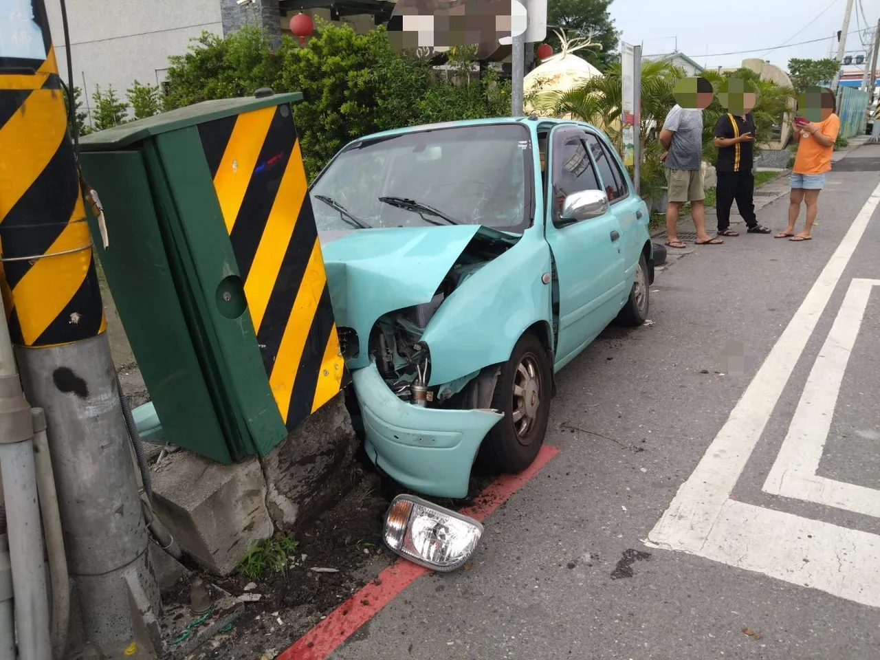74岁妇人驾车自撞红绿灯。警方提供