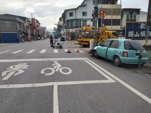 又見高齡駕駛肇事!台東74歲婦駕車自撞號誌箱 機車騎士等紅燈嚇壞了