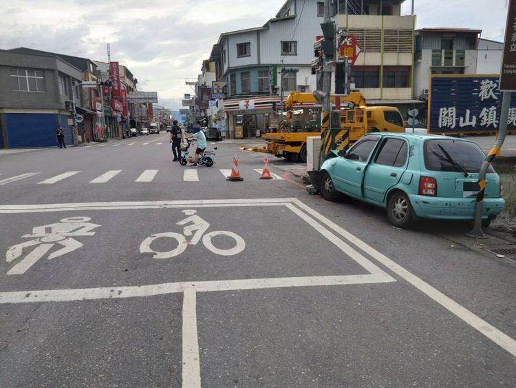 又見高齡駕駛肇事！台東74歲婦駕車自撞號誌箱　機車騎士等紅燈嚇壞了　