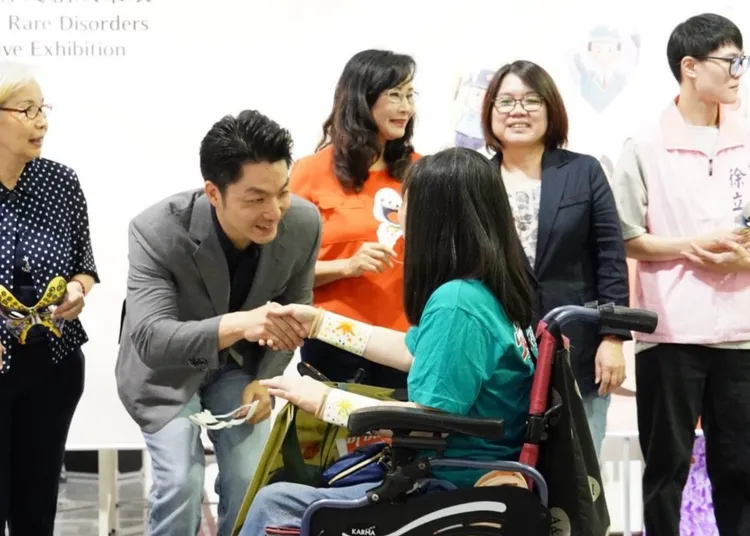 學者狠批蔣萬安（左2）、姚淑文（右2）政策限縮，無視身障者的尊嚴。台北市社會局提供