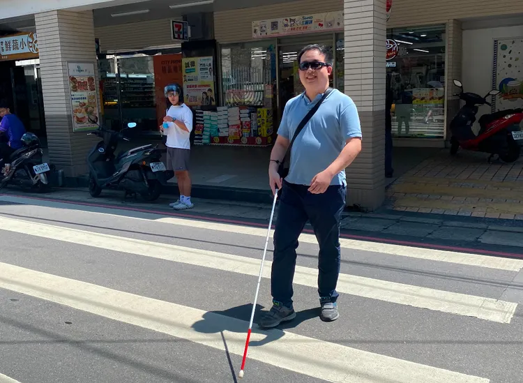 雖然笑著過馬路，白郁翔坦言紅綠燈缺乏聲音提示，對視障者來說每一步都充滿挑戰。白郁翔提供