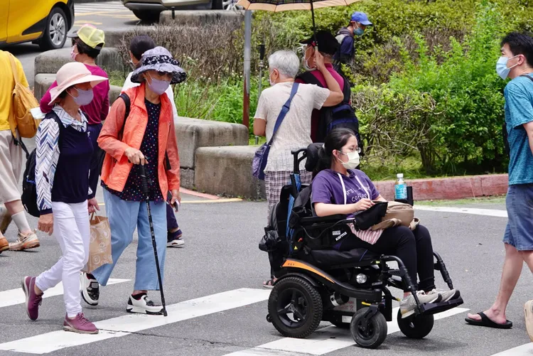 議員要求北市府檢討限縮服務、恢復沐浴項目，強化無障礙設施與人本設計。莊宗達攝