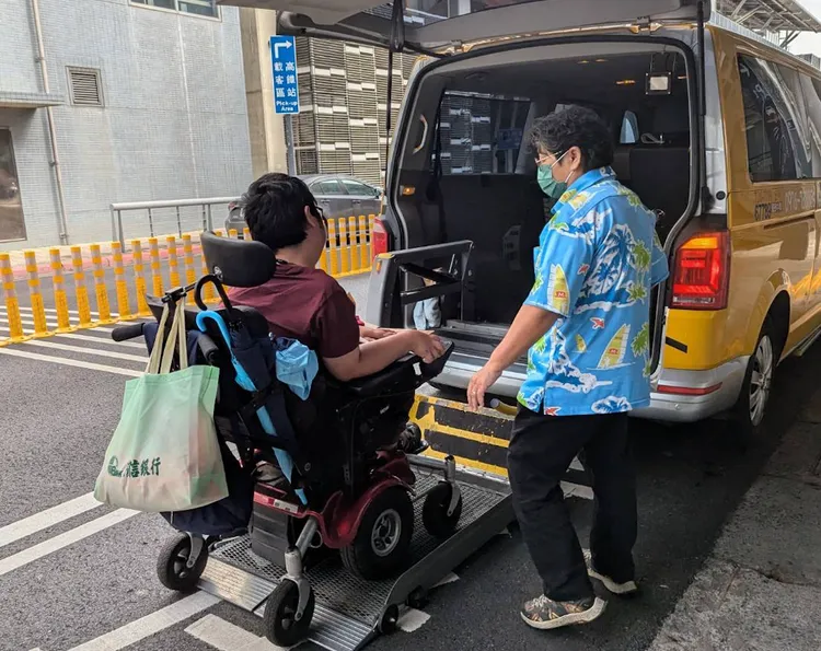 北市復康巴士規定單趟超過85元才能用愛心卡，補助上限65元。圖為無障礙計程車，劉于濟提供