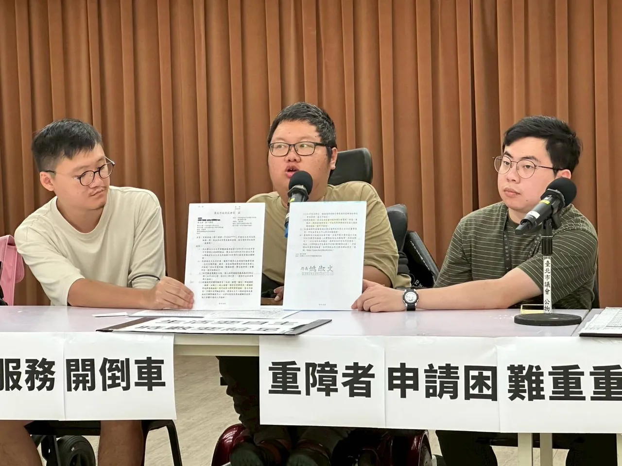 身障者刘于济无奈表示,个人助理服务改为只能「擦澡」,自立生活遭遇打击。台湾障碍者权益促进会提供