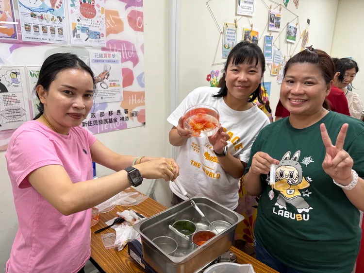 印尼籍新住民學員開心製作果凍花。移民署提供