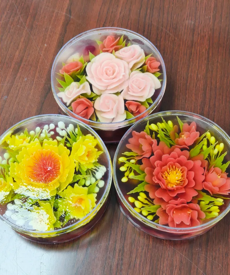 阮氏水仙講師親手製作的藝術果凍花作品。移民署提供