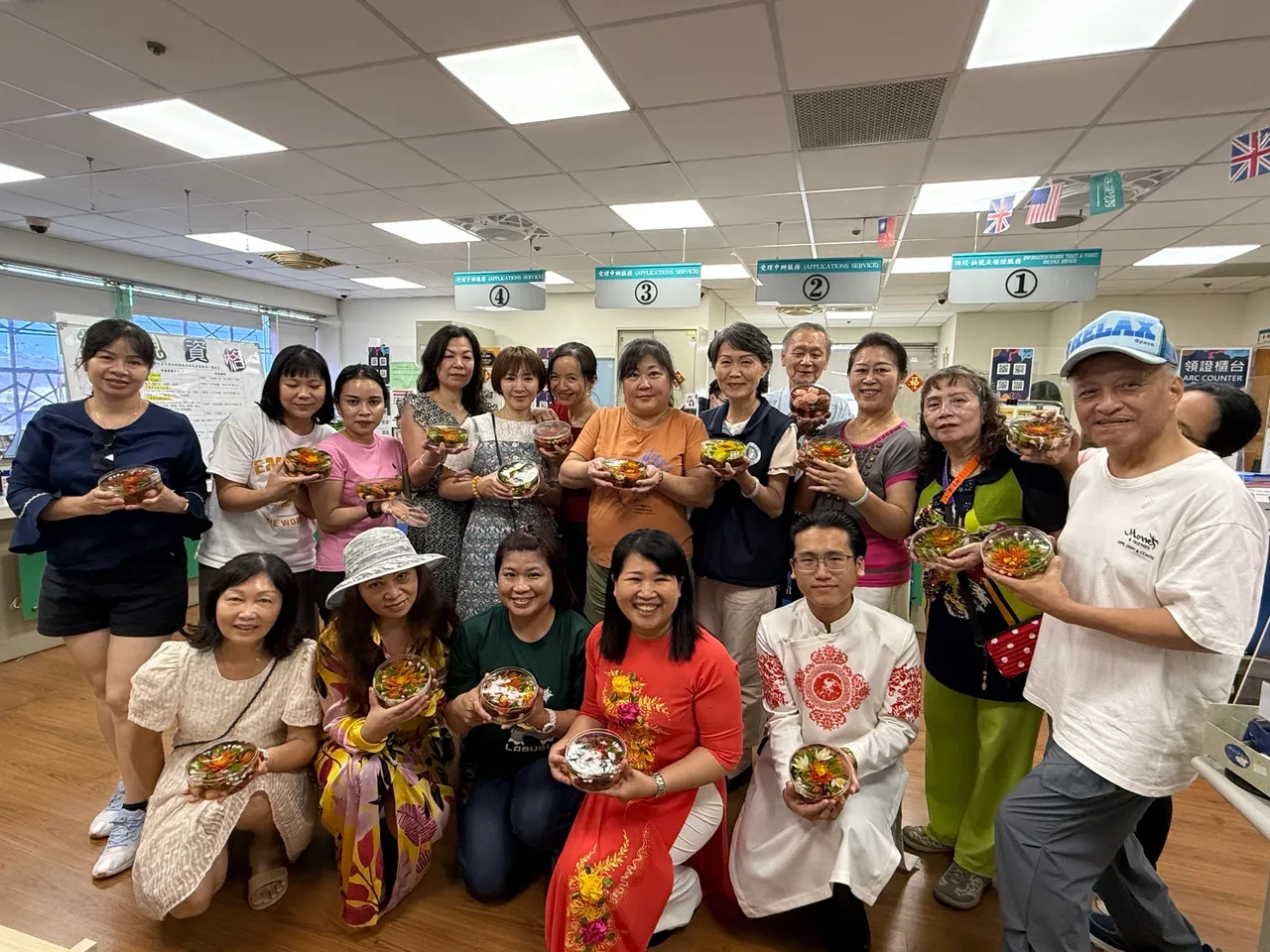 全體新住民及其家屬學員手持親手製作果凍花成品與講師開心合。移民署提供