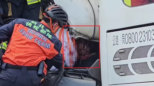 砂石車司機「滿臉血」求援畫面曝!國光客運車內碎玻璃、血跡斑斑