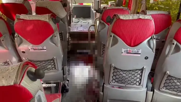 國光客運車頭車內血跡斑斑。翻攝照片