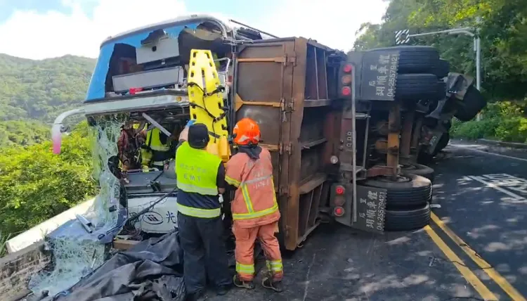車禍發生後，國光客運車頭全毀，砂石車呈現90度側翻。新北消防局提供
