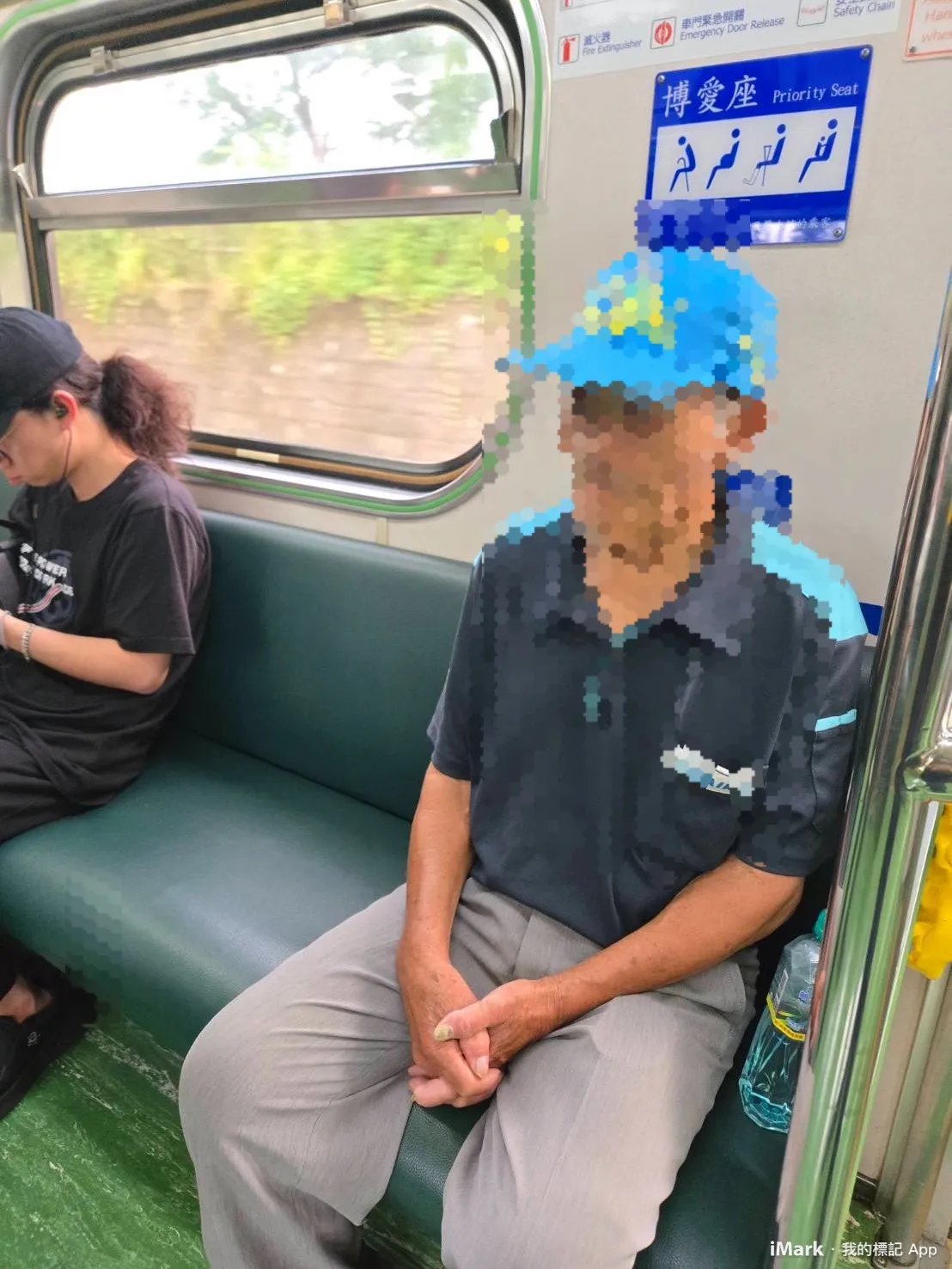 老翁疑有失智症状,一度在火车上躁动。翻摄画面