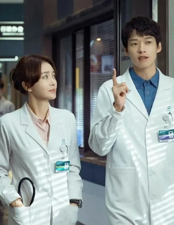 秦嵐（左）和魏大勛拍戲擦出愛火。翻攝《關於唐醫生的一切》微博