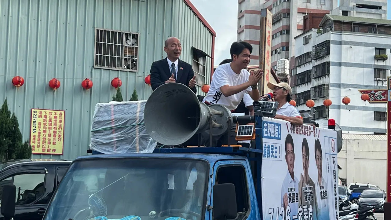 罗廷玮下午在立法院长韩国瑜陪同下车扫,呼吁选民投下「 不同意罢免」。鲜明摄