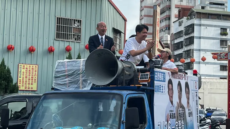 羅廷瑋下午在立法院長韓國瑜陪同下車掃，呼籲選民投下「 不同意罷免」。鮮明攝
