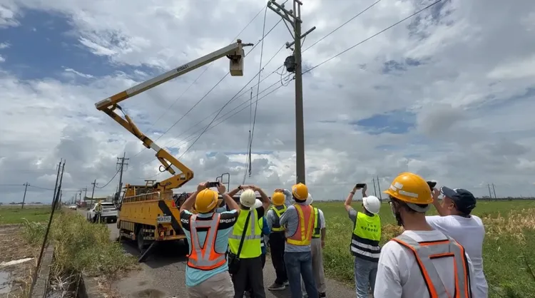 南區職安中心會同台電人員，前往事發現場調查。民眾提供