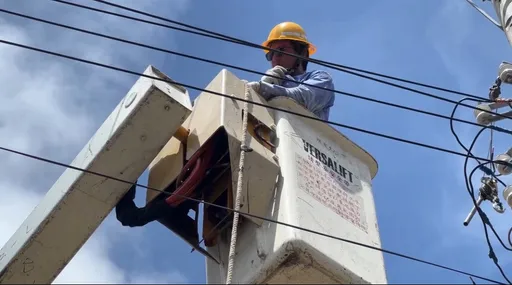 台電員工搶修觸電與死神拔河! 賣力工作身影曝光 全民集氣盼度難關