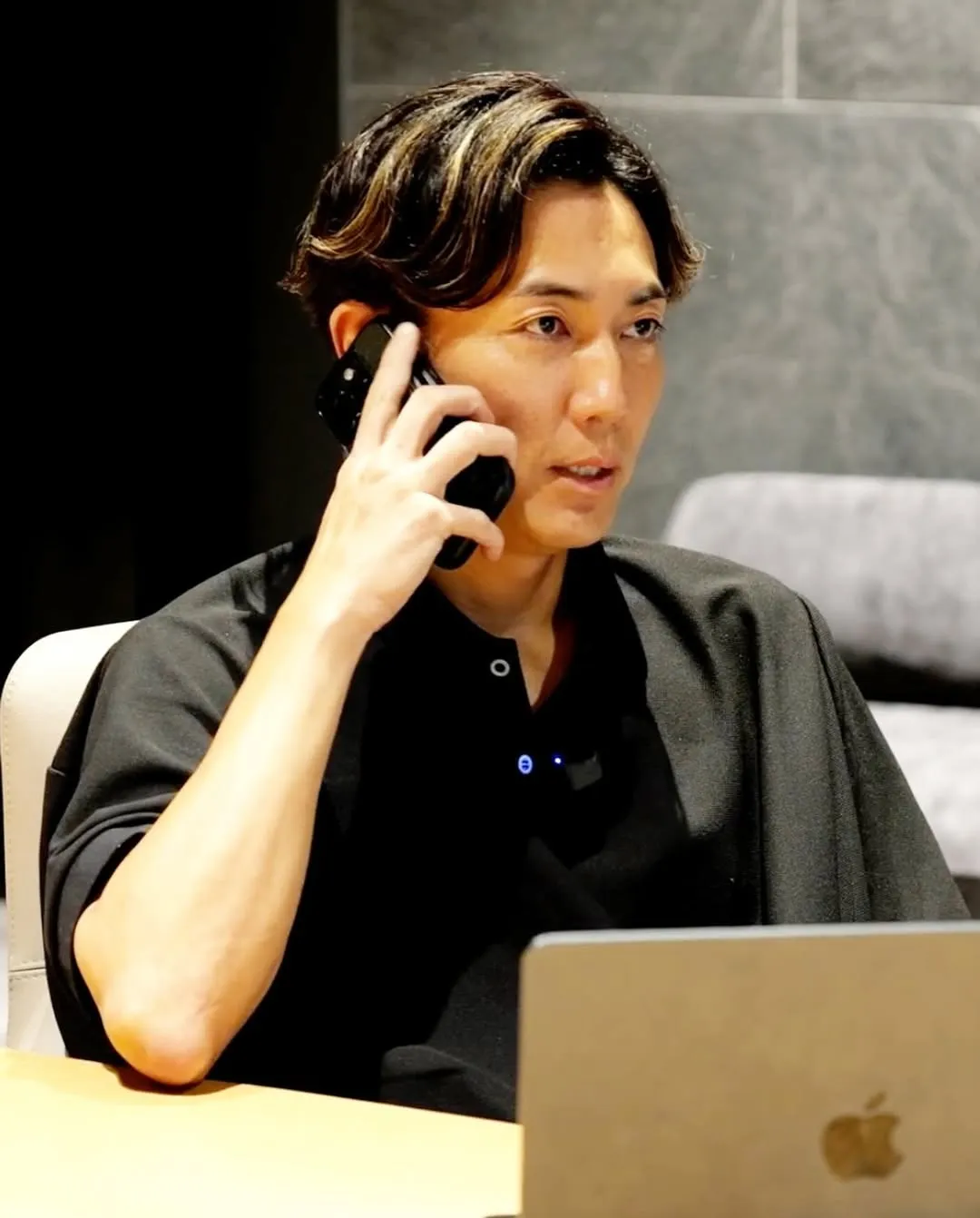 嵜本晋辅11日透过电话竞标。翻摄自本人IG