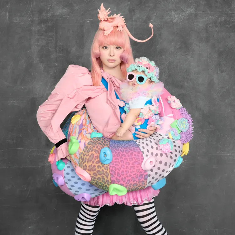 卡莉怪妞笑稱變成組合了。ASOBISYSTEM提供