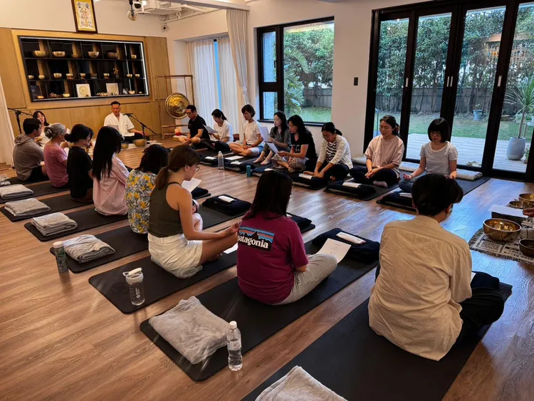 田定豐與學員們進行一場特別的「音樂會」。唱戲世界娛樂提供