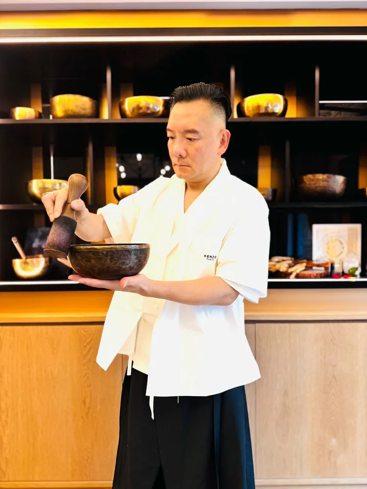 田定豐運用銅缽、水晶缽、薩滿鼓、天使音叉、種子鼓、搖鈴等多樣聲波工具，讓現場充滿能量場。唱戲世界娛樂提供