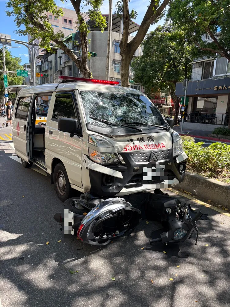 救護車撞機車騎士。警方提供