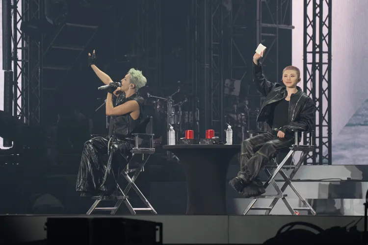 HOSHI（左）、WOOZI前半段與粉絲聊天互動。D-SHOW提供