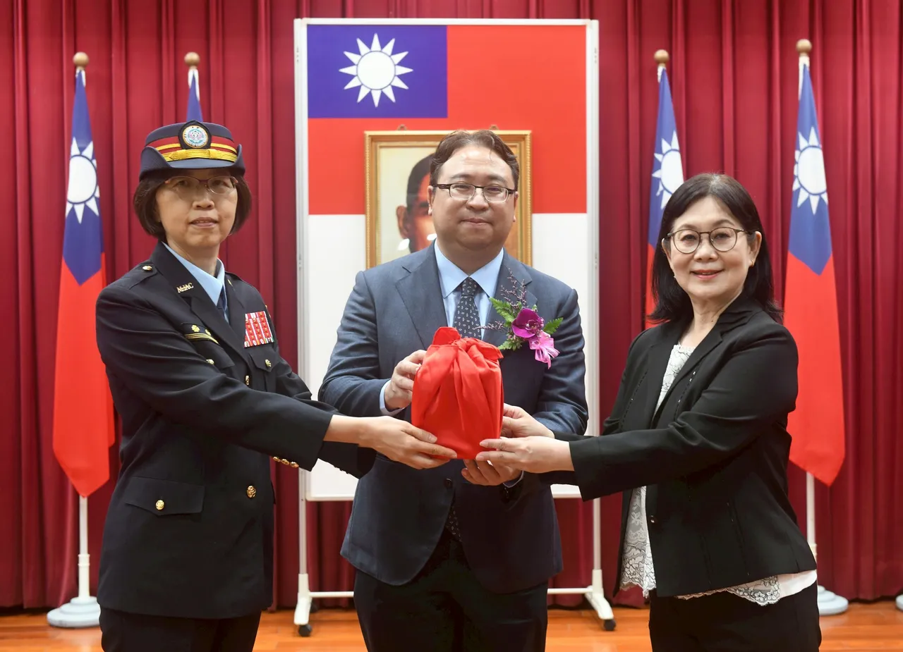 法务部政务次长黄世杰主持监交。矫正署提供