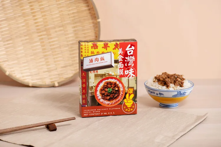 《天天美麗 台灣味面膜－滷肉飯風味》完美重現滷肉飯的獨特醬香滋味，其中添加黃金莓果萃取與聚谷氨酸鈉。業者提供
