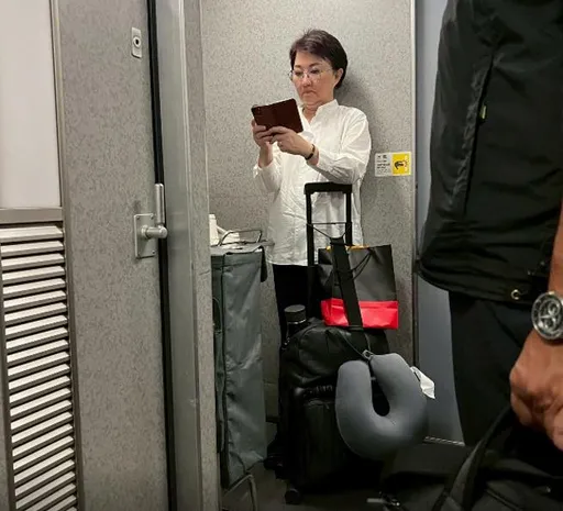 卢秀燕「深夜站高铁」2物飘妈妈味 民众直击喊:亲民