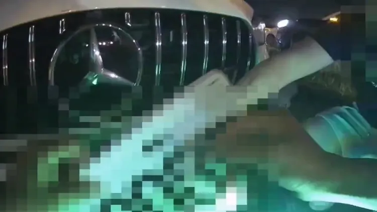 警方開單舉發後，提供束帶協助駕駛暫時固定車牌駛離。民眾提供