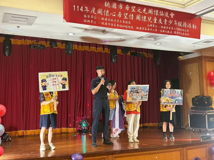 桃園分局結合桃園市希望之光關懷協進會活動會場，實施「交通安全、識詐、青春專案」宣導，希望與會的青少年朋友過個平安快樂的暑假。警方提供