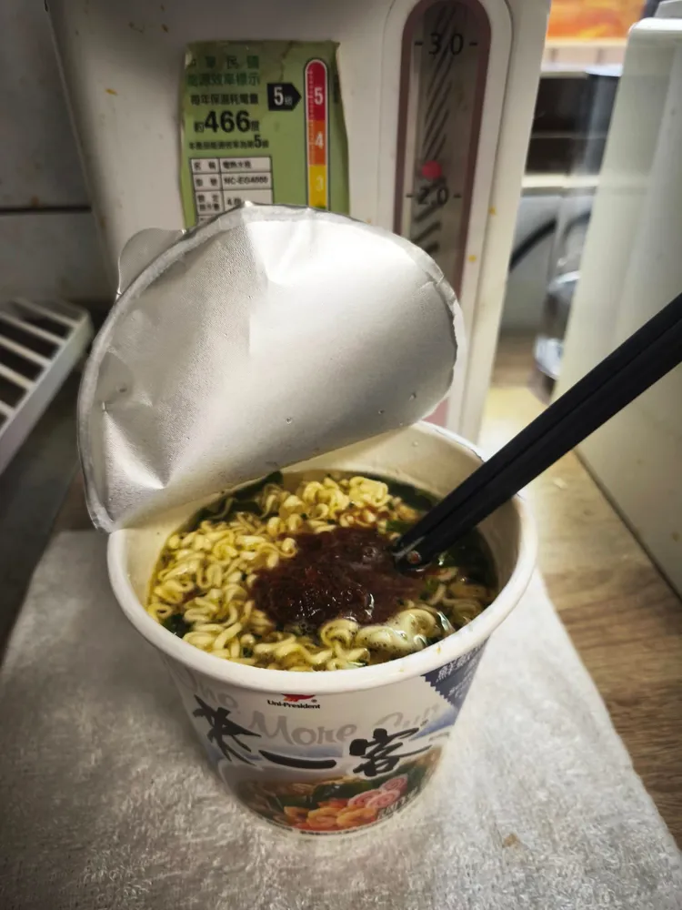 泡麵加入沙茶醬，被網友罵太好吃了。翻攝自泡麵公社
