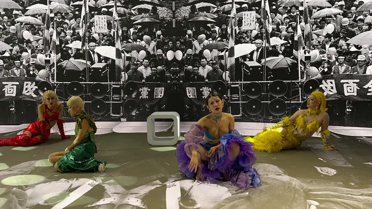 「灣島皇后」在虛擬棚拍出多樣場景。邱萬興提供