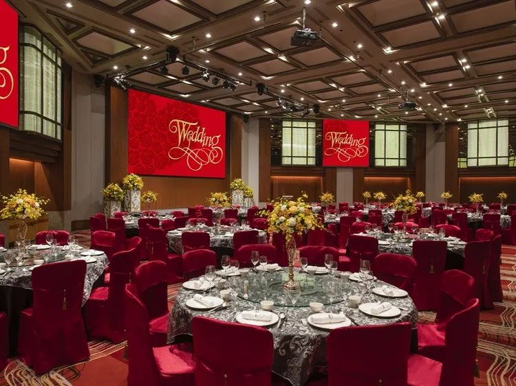 二樓香格里拉宴會廳挑高六米，可容納至多27桌圓桌宴席。配備270吋LED螢幕、135吋電視牆與搖擺燈，支援8螢幕同步播放，營造多元情境。台北遠東香格里拉提供