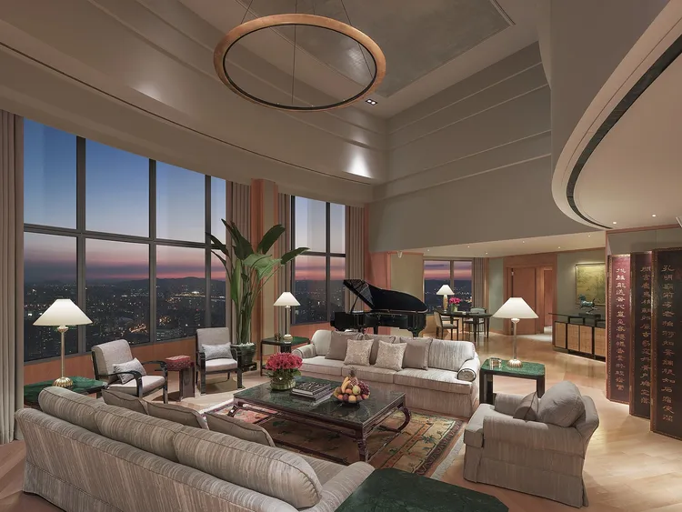 預訂三樓遠東宴會廳婚宴，即有機會抽中價值近30萬元總統套房一晚及姊妹飯店三天兩夜住宿券等多項豪禮。台北遠東香格里拉提供