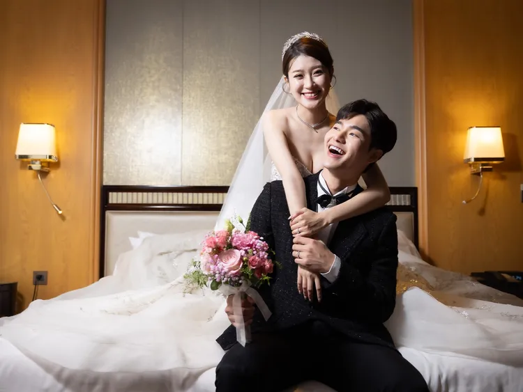 《珍愛無限》婚宴專案婚宴佈置細膩，並設有五層婚宴蛋糕及獨特天鵝冰雕。台北遠東香格里拉提供