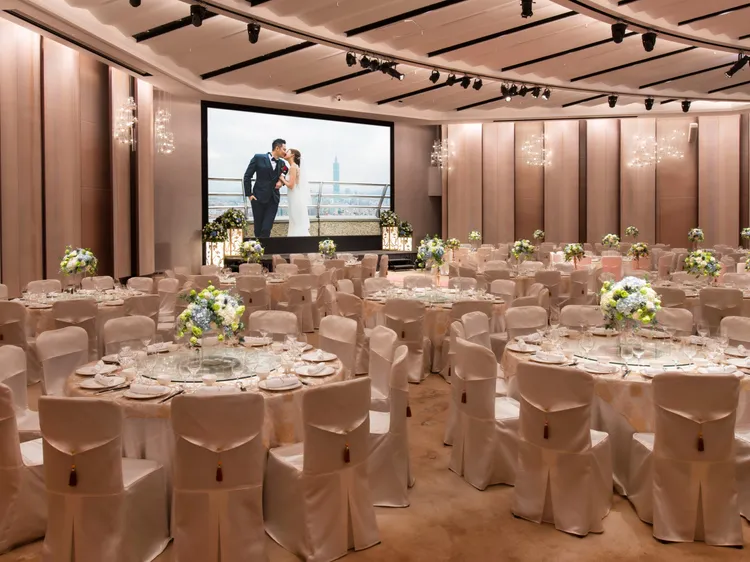 三樓遠東宴會廳，近兩百坪無樑柱空間，挑高六米。內建350吋巨型LED螢幕及先進聲光設備，專為高端活動與品味婚禮提供卓越場地解決方案。台北遠東香格里拉提供